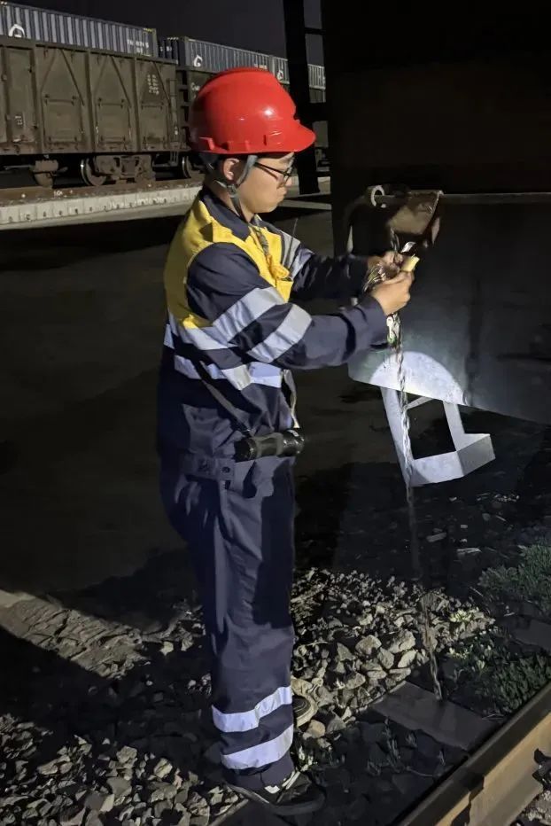 亲戚问我毕业后去哪儿了？我给他发了张工作照