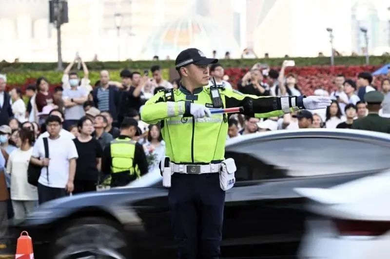 暖暖的!上海一交警席地而坐安抚哭泣男孩,网友:晚高峰的一盏“心灵绿灯” 暖暖的!上海一交警席地而坐安抚哭泣男孩,网友:晚高峰的一盏“心灵绿灯”