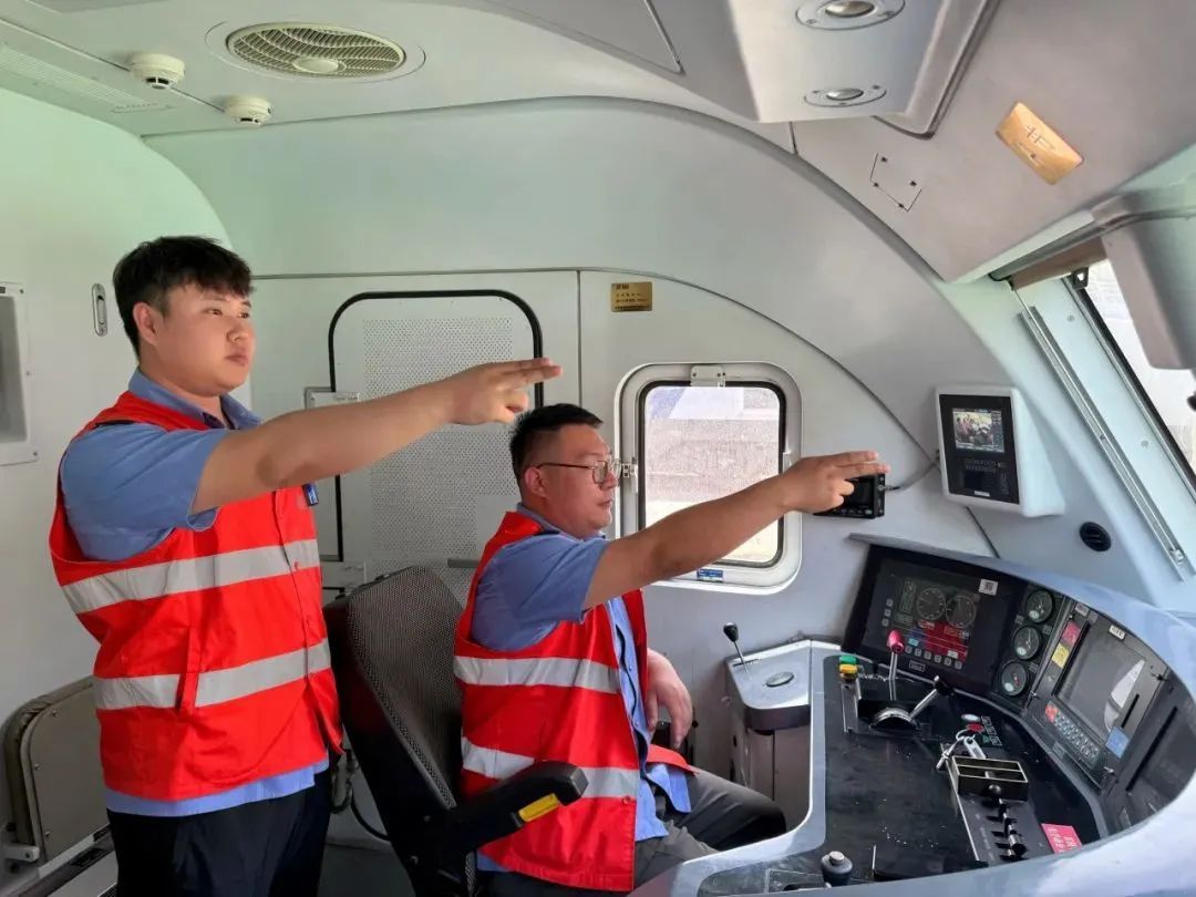 亲戚问我毕业后去哪儿了？我给他发了张工作照