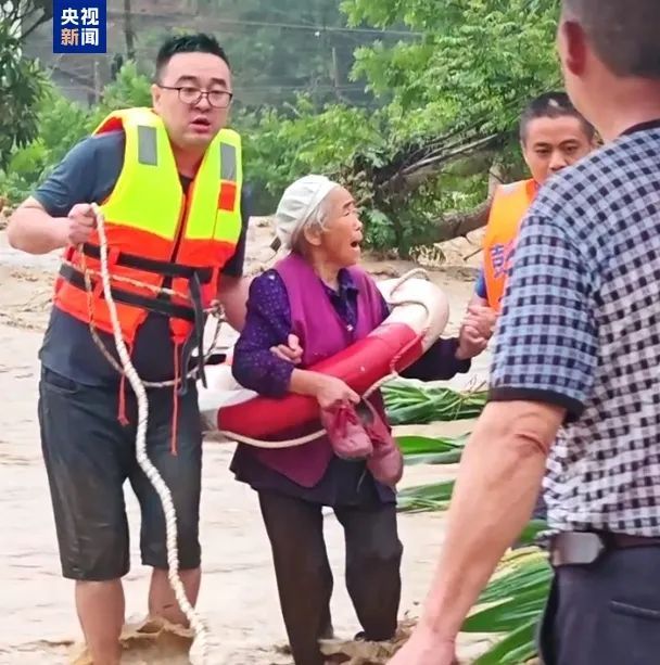 重庆彭水多个乡镇遭暴雨袭击:出现山洪汛情部分道路中断,暂无人员伤亡报告 重庆彭水多个乡镇遭暴雨袭击:出现山洪汛情部分道路中断,暂无人员伤亡报告