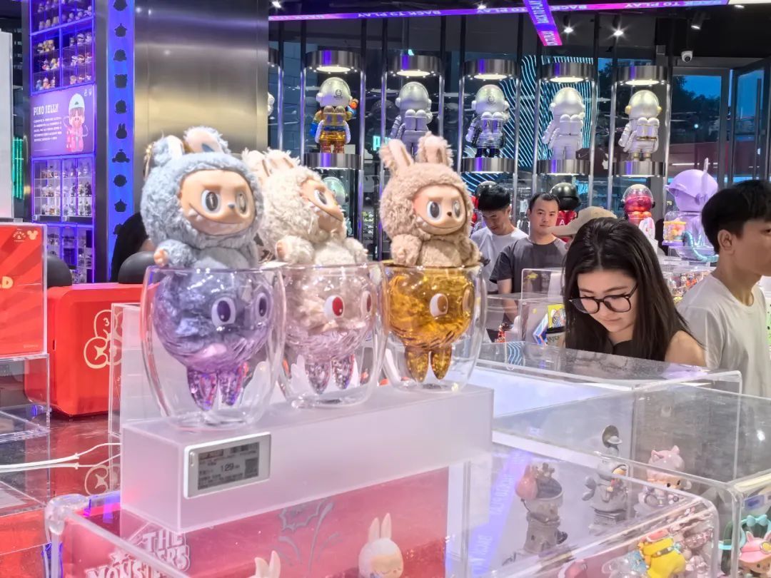 “一BU难求”!中国潮玩凭啥火爆全球 “一BU难求”!中国潮玩凭啥火爆全球