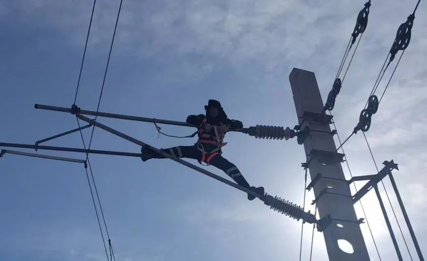 亲戚问我毕业后去哪儿了？我给他发了张工作照