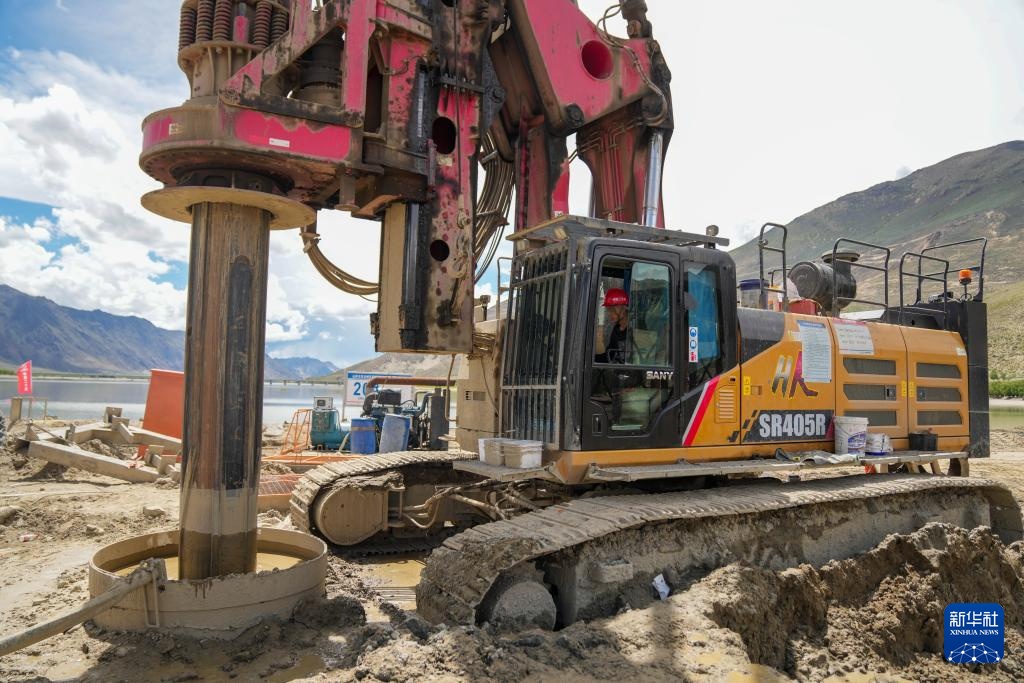 西藏山南萨热路跨江大桥建设进展顺利 西藏山南萨热路跨江大桥建设进展顺利