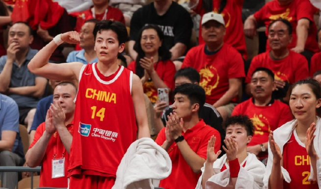 中国女篮三连胜！2米26的山东姑娘张子宇称霸内线，日本队主帅破防