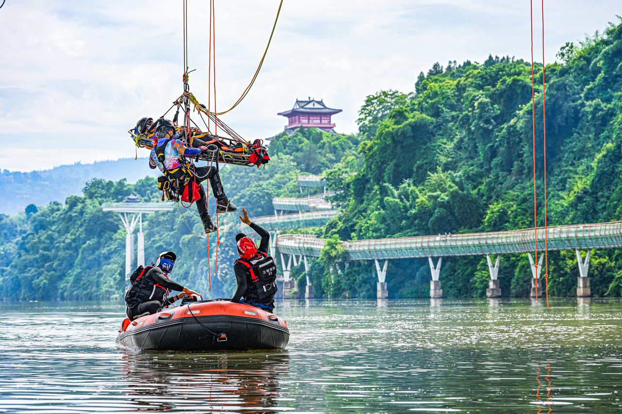 “绳”乎其技 多国队伍上演全灾种救援对决 “绳”乎其技 多国队伍上演全灾种救援对决