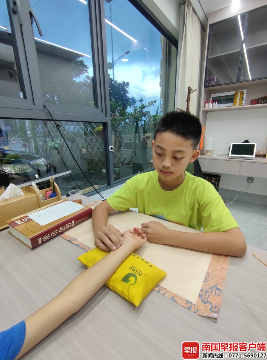 南宁12岁灸疗少年爆火!父亲:儿子5岁开始学中医 南宁12岁灸疗少年爆火!父亲:儿子5岁开始学中医