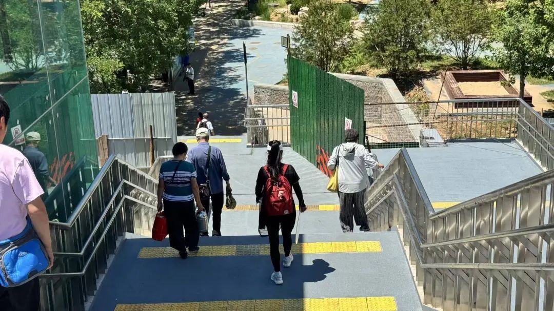 坐公交车得先爬60级台阶?北京市民:太费劲! 坐公交车得先爬60级台阶?北京市民:太费劲!