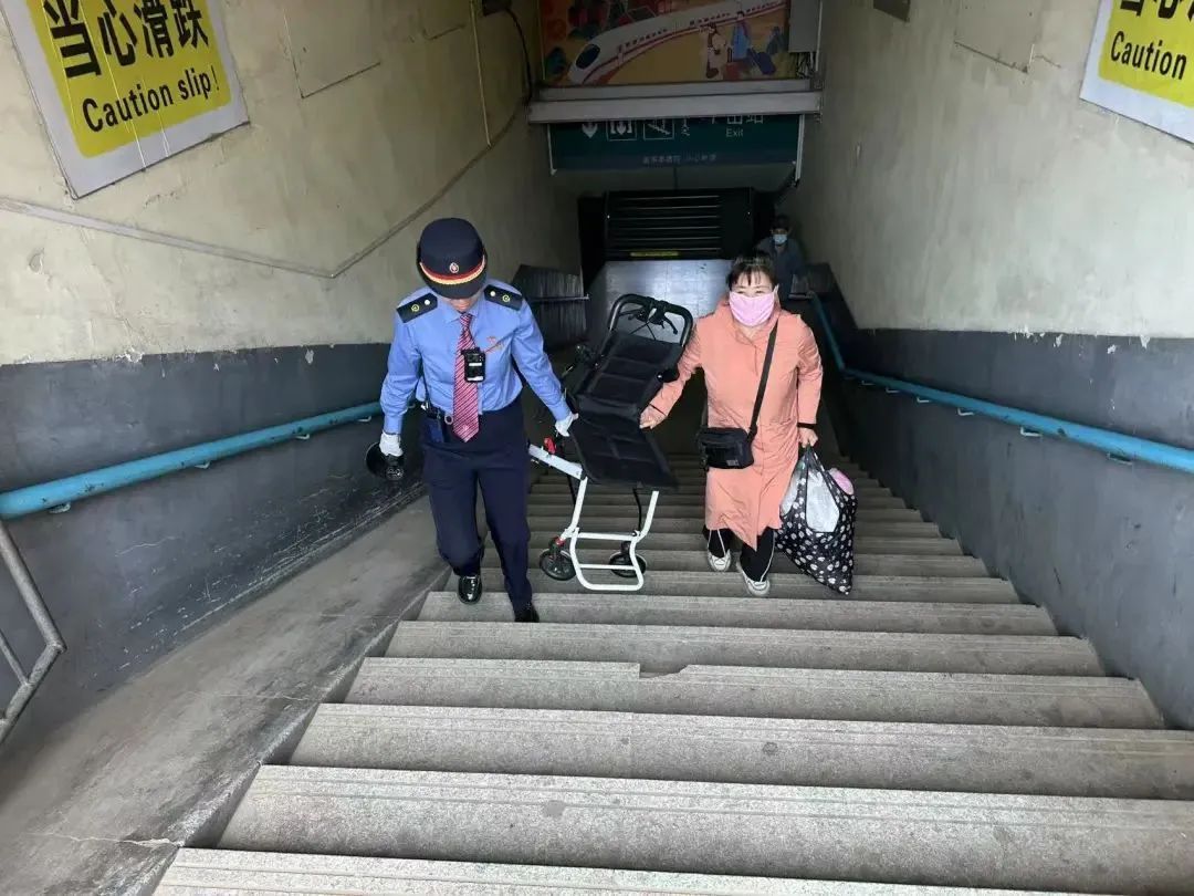 亲戚问我毕业后去哪儿了？我给他发了张工作照