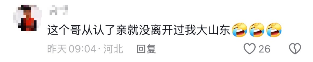 48岁知名男演员回山东老家被偶遇！骑“三蹦子”、赶大集，网友直呼接地气