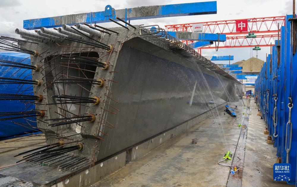 西藏山南萨热路跨江大桥建设进展顺利 西藏山南萨热路跨江大桥建设进展顺利