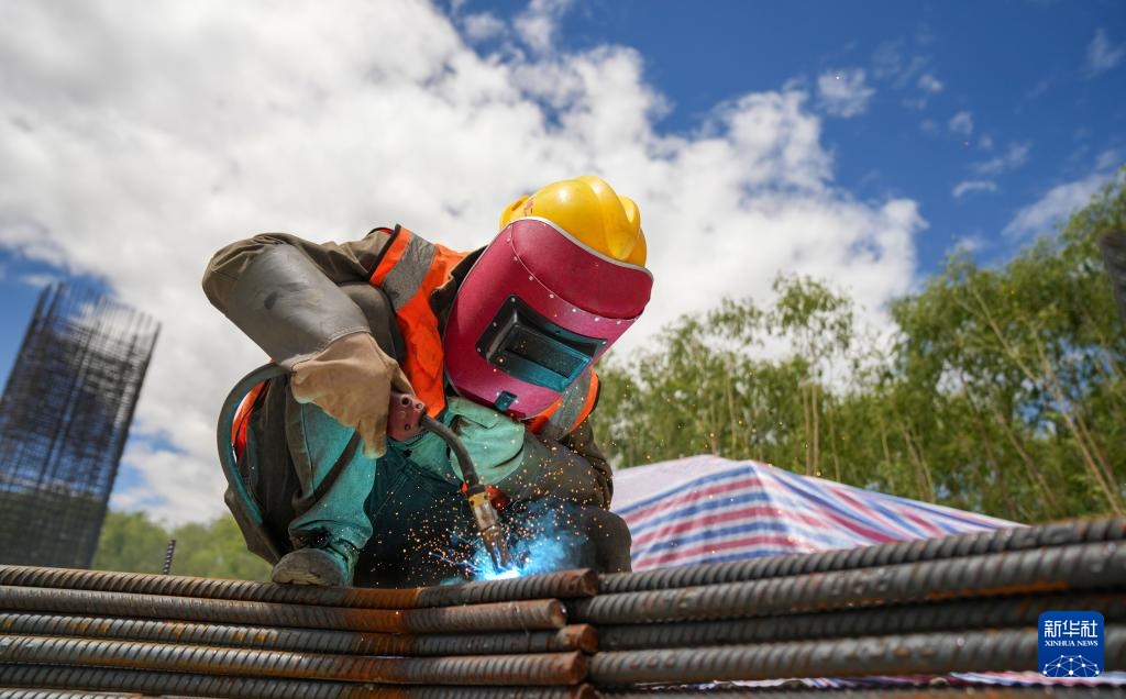 西藏山南萨热路跨江大桥建设进展顺利 西藏山南萨热路跨江大桥建设进展顺利