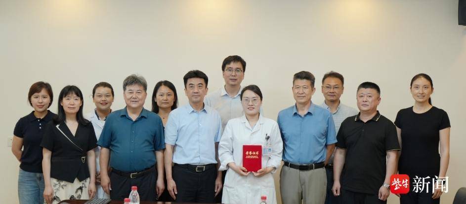 鱼摊跪地抢救的药师吴梅梅获“见义勇为”表彰 鱼摊跪地抢救的药师吴梅梅获“见义勇为”表彰