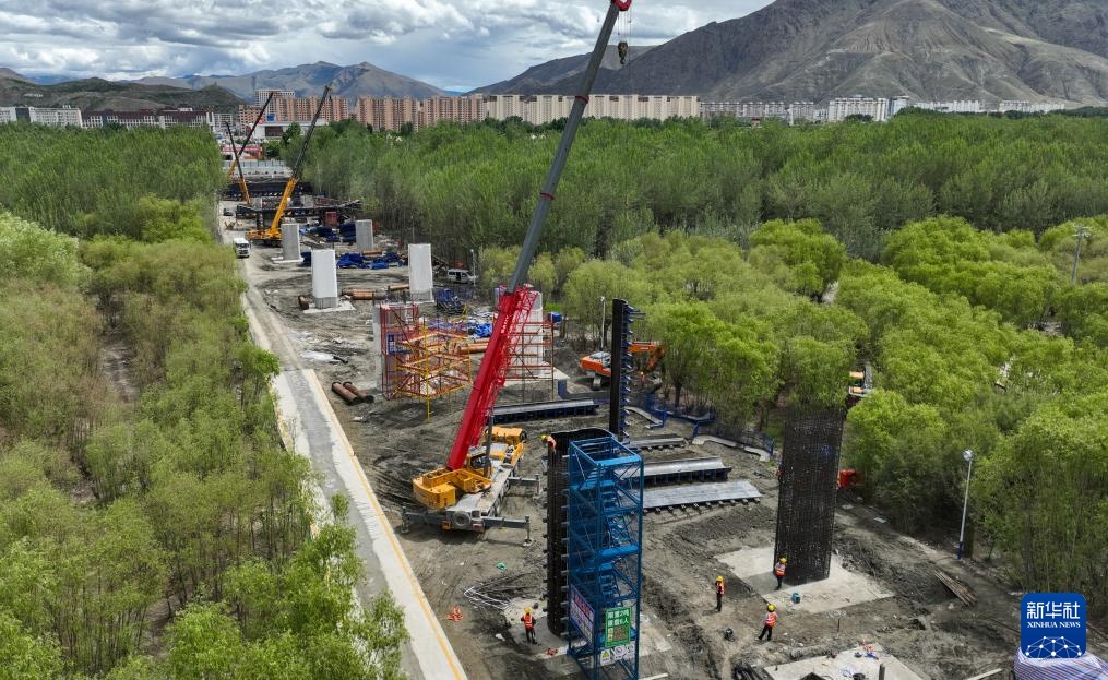 西藏山南萨热路跨江大桥建设进展顺利 西藏山南萨热路跨江大桥建设进展顺利