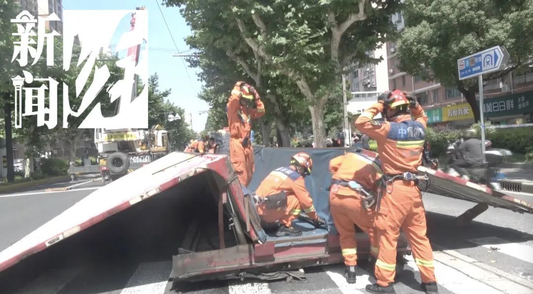 上海街头一声巨响!大货车"外壳"掉地…事发路段临时管制,禁止机动车通行 上海街头一声巨响!大货车"外壳"掉地…事发路段临时管制,禁止机动车通行