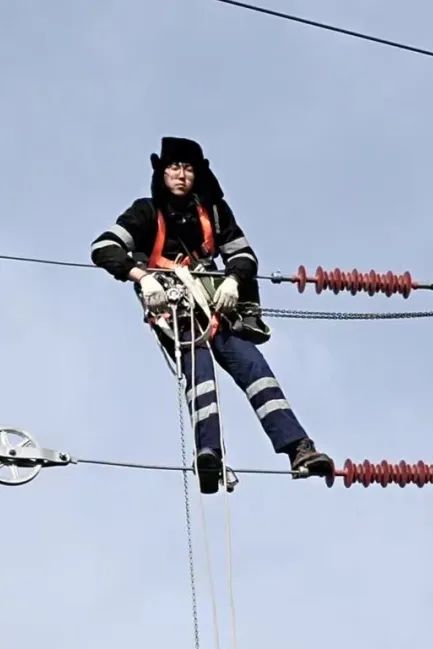 亲戚问我毕业后去哪儿了？我给他发了张工作照