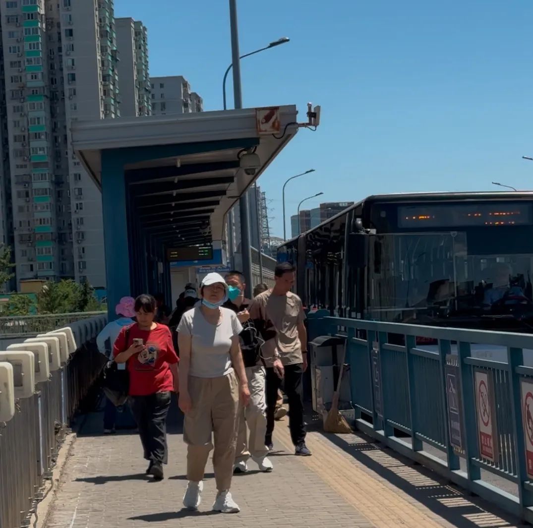 坐公交车得先爬60级台阶?北京市民:太费劲! 坐公交车得先爬60级台阶?北京市民:太费劲!