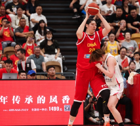中国女篮三连胜！2米26的山东姑娘张子宇称霸内线，日本队主帅破防