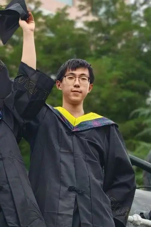 亲戚问我毕业后去哪儿了？我给他发了张工作照