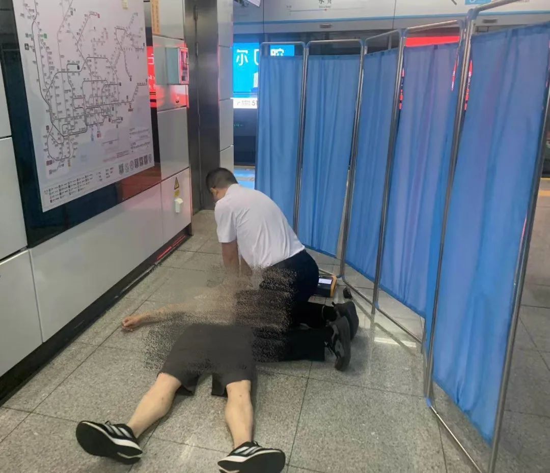 8分钟“生死时速”!深圳一男子地铁内突然晕倒心脏骤停 8分钟“生死时速”!深圳一男子地铁内突然晕倒心脏骤停