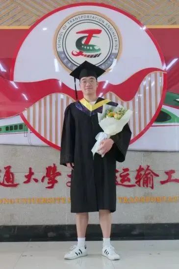 亲戚问我毕业后去哪儿了？我给他发了张工作照