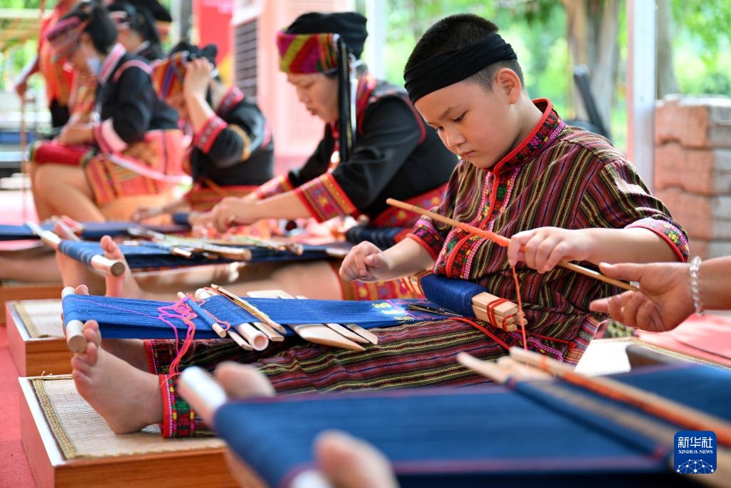 中国之城丨海南五指山：青山满目碧水萦绕的翡翠之城