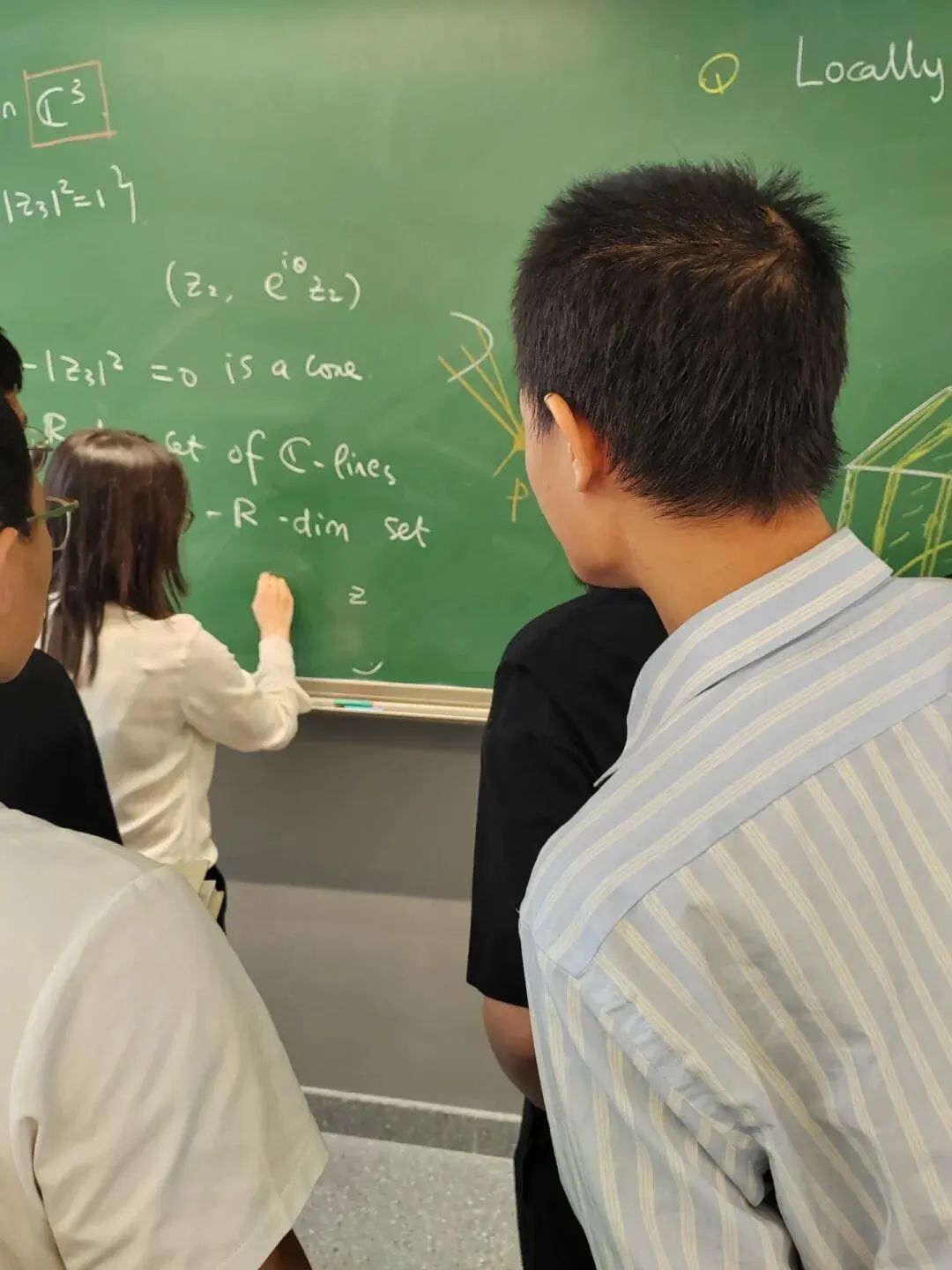 韦东奕开通社交账号后再露面,坐第一排听讲座 韦东奕开通社交账号后再露面,坐第一排听讲座