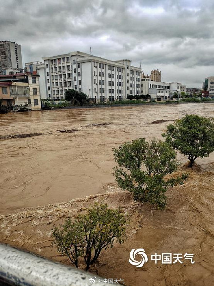 湖南龙山遭遇特大暴雨 河流水位上涨积涝严重 湖南龙山遭遇特大暴雨 河流水位上涨积涝严重