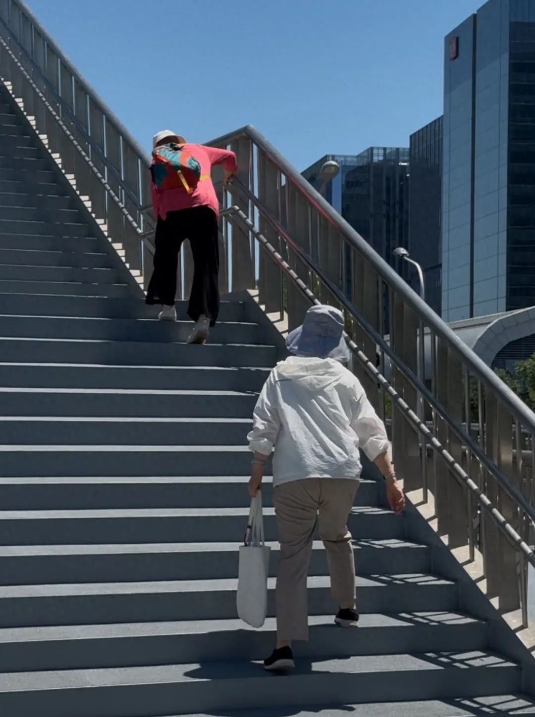 坐公交车得先爬60级台阶?北京市民:太费劲! 坐公交车得先爬60级台阶?北京市民:太费劲!