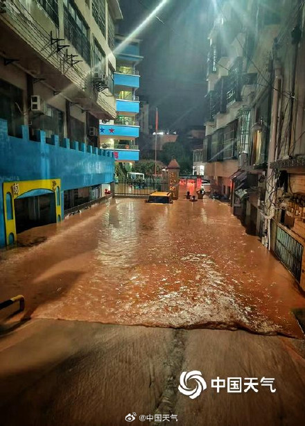 湖南龙山遭遇特大暴雨 河流水位上涨积涝严重 湖南龙山遭遇特大暴雨 河流水位上涨积涝严重