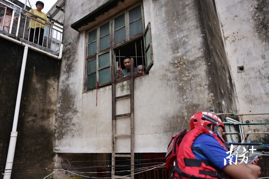 洪水围城,幼童高烧,他们接力托举救援! 洪水围城,幼童高烧,他们接力托举救援!