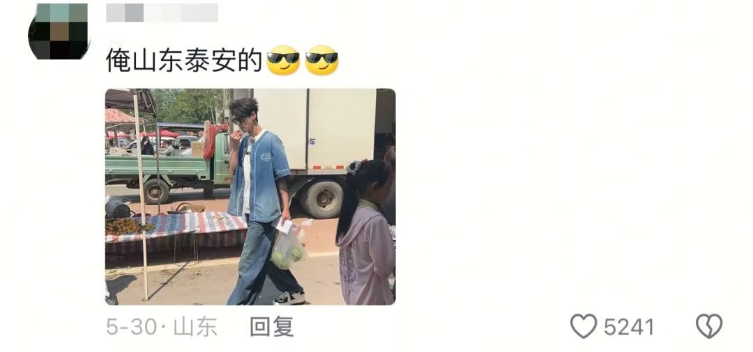 48岁知名男演员回山东老家被偶遇！骑“三蹦子”、赶大集，网友直呼接地气