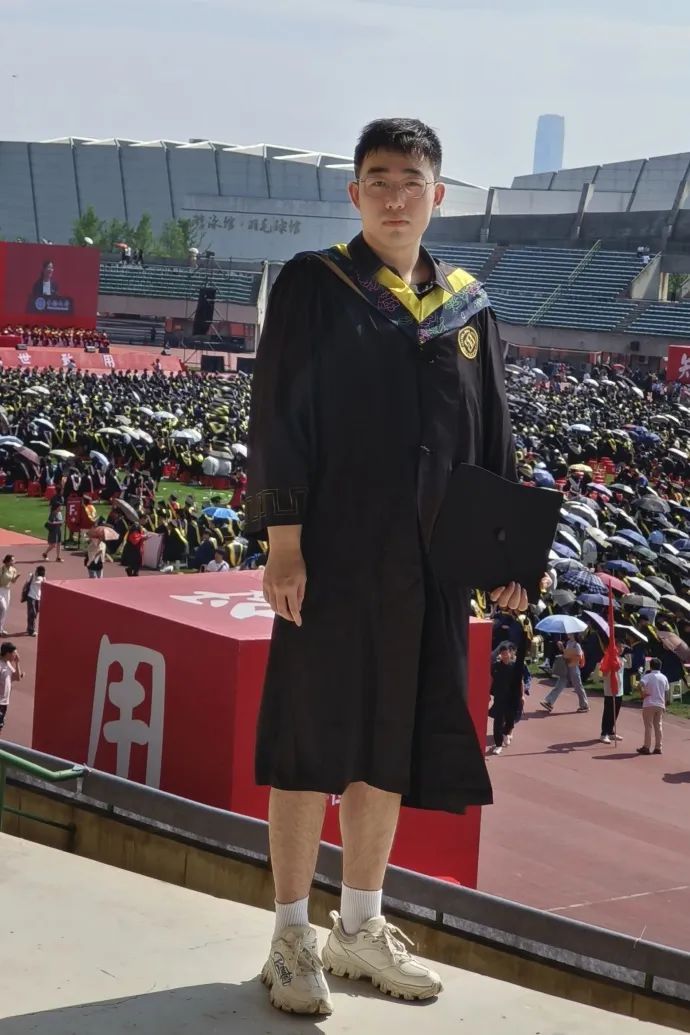 亲戚问我毕业后去哪儿了？我给他发了张工作照