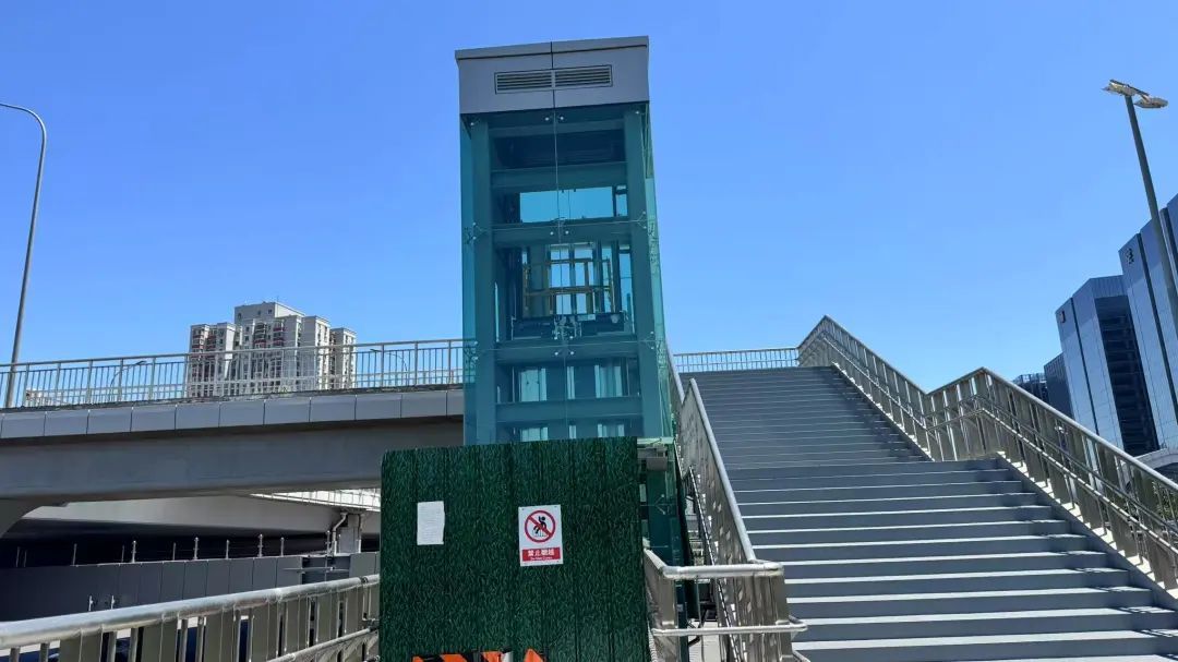 坐公交车得先爬60级台阶?北京市民:太费劲! 坐公交车得先爬60级台阶?北京市民:太费劲!