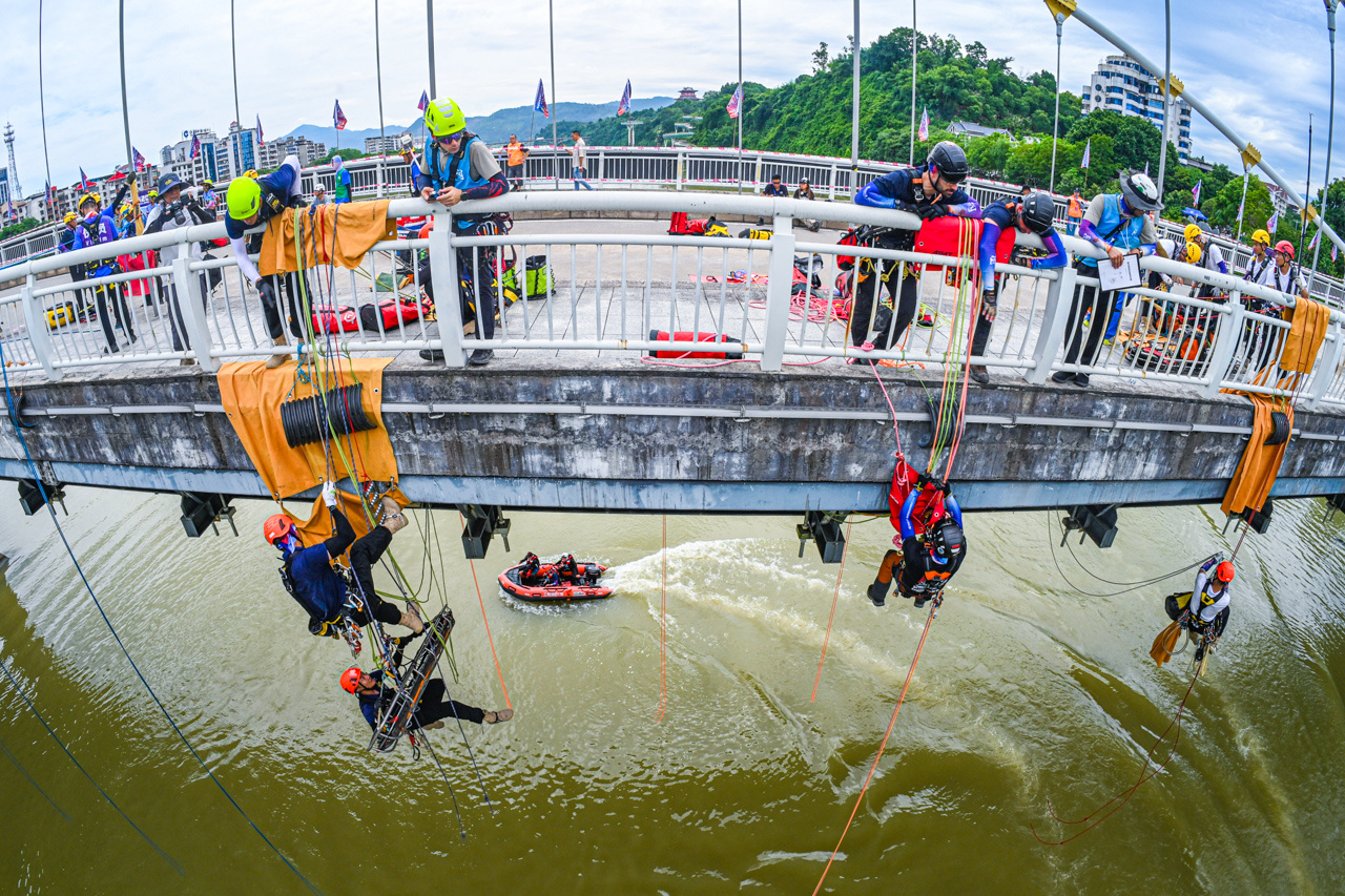 “绳”乎其技 多国队伍上演全灾种救援对决 “绳”乎其技 多国队伍上演全灾种救援对决