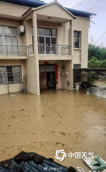 湖南龙山遭遇特大暴雨 河流水位上涨积涝严重 湖南龙山遭遇特大暴雨 河流水位上涨积涝严重