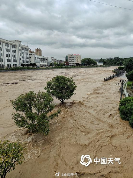 湖南龙山遭遇特大暴雨 河流水位上涨积涝严重 湖南龙山遭遇特大暴雨 河流水位上涨积涝严重