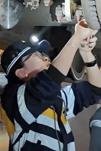 亲戚问我毕业后去哪儿了？我给他发了张工作照