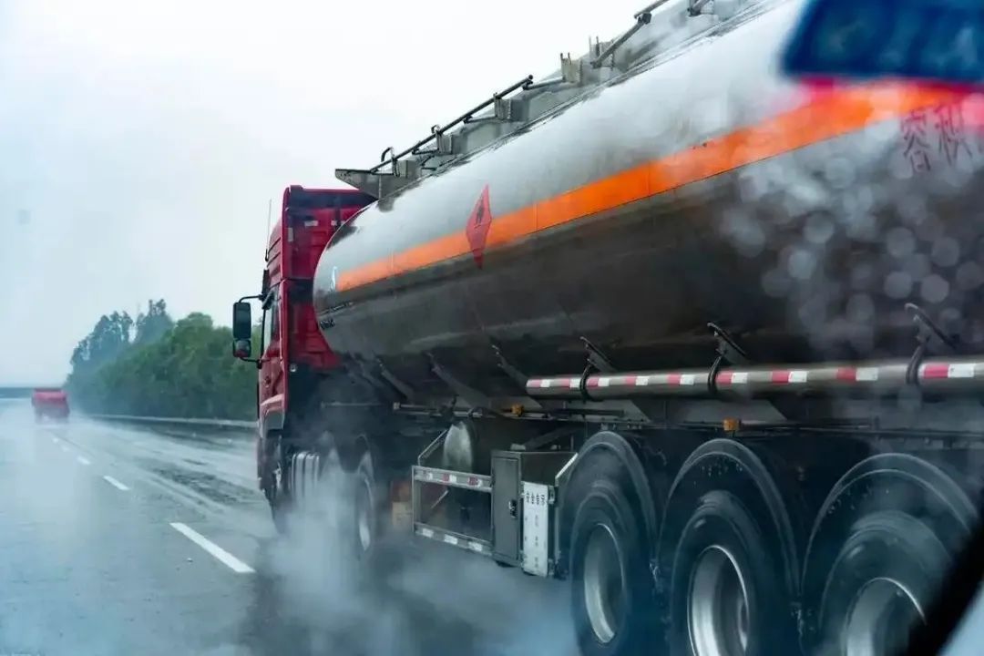 @危化品运输车辆驾驶人,出发前、行车中,这些一定要注意→ @危化品运输车辆驾驶人,出发前、行车中,这些一定要注意→