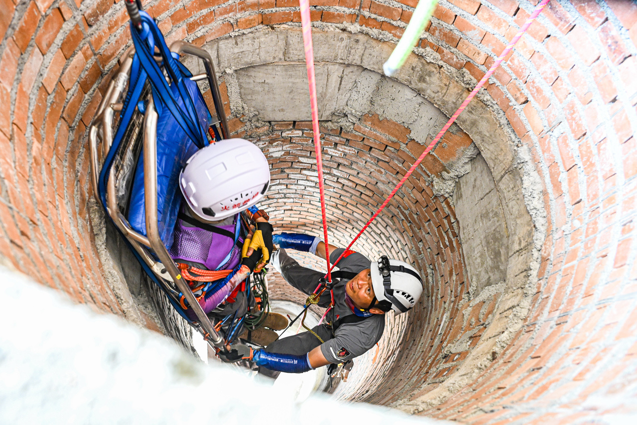 “绳”乎其技 多国队伍上演全灾种救援对决 “绳”乎其技 多国队伍上演全灾种救援对决