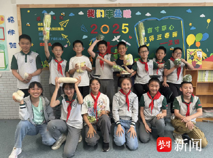 90后教师用6年为学生定制专属毕业礼