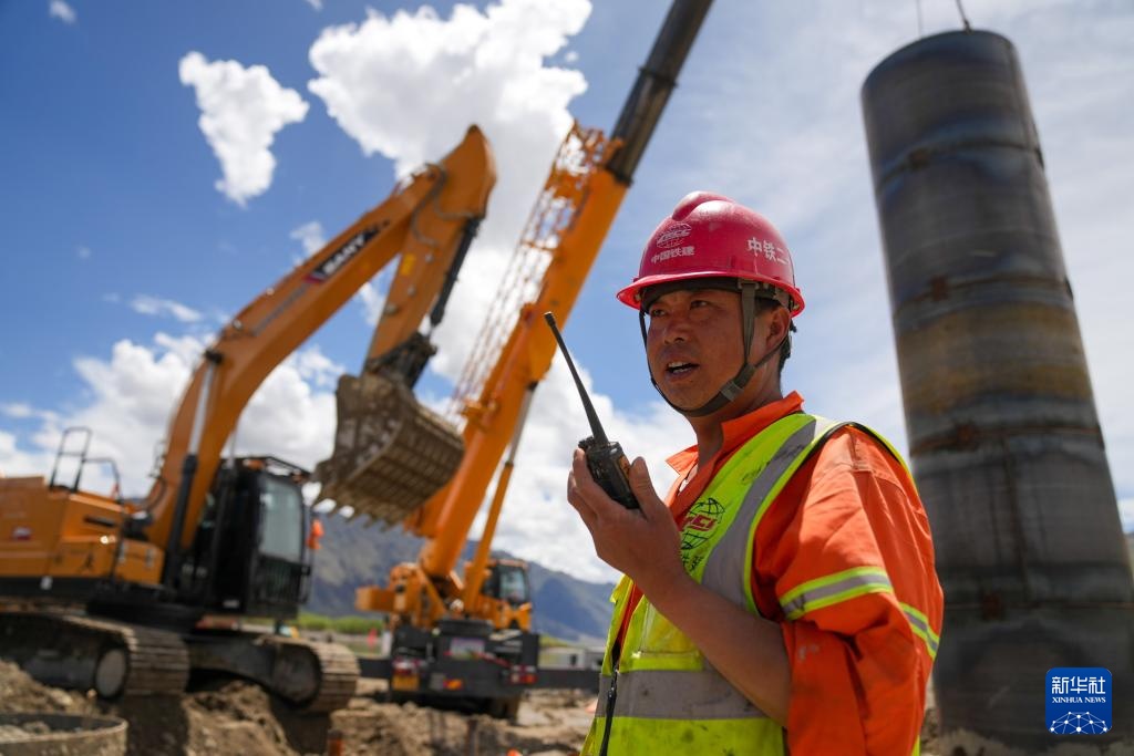 西藏山南萨热路跨江大桥建设进展顺利 西藏山南萨热路跨江大桥建设进展顺利