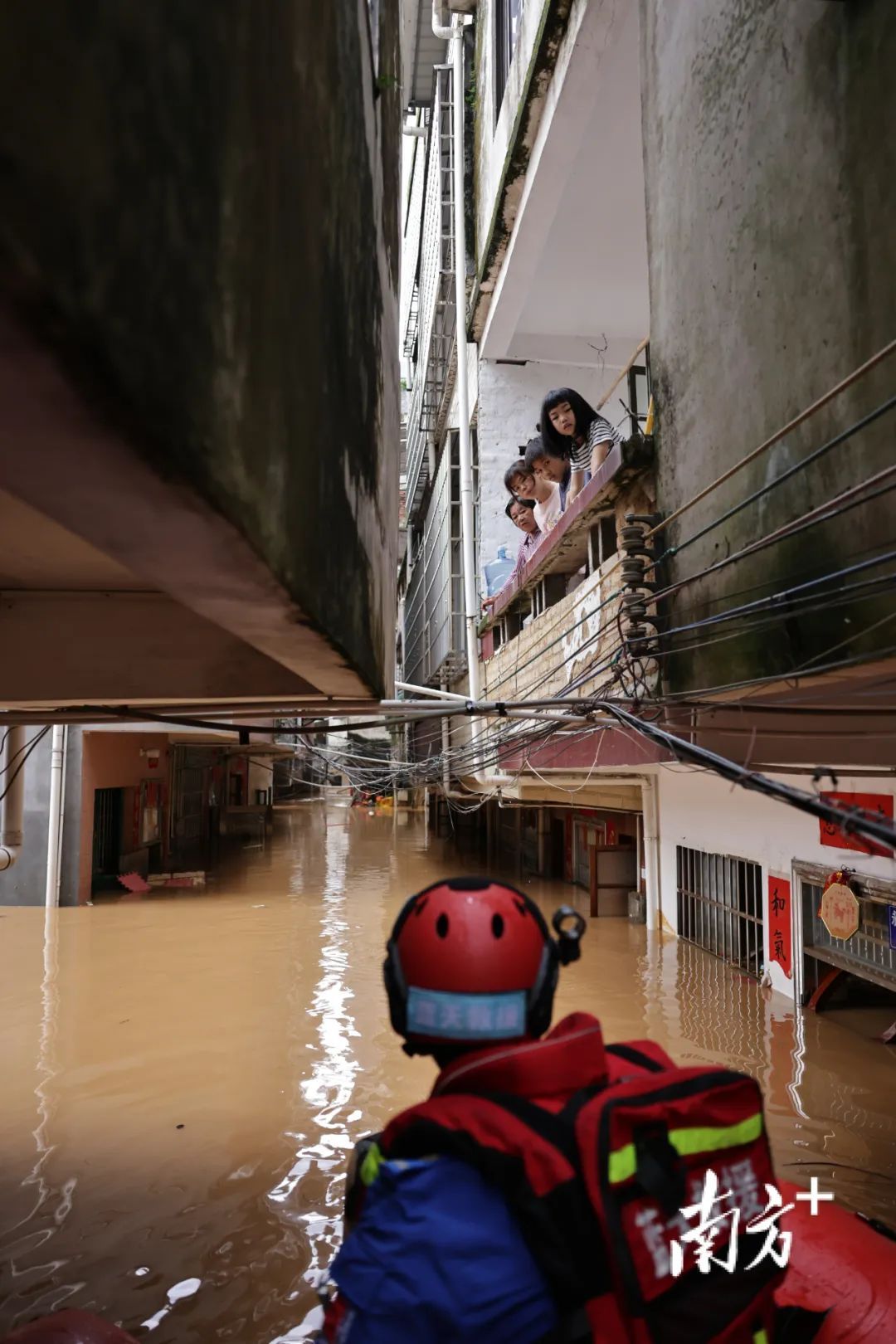 洪水围城,幼童高烧,他们接力托举救援! 洪水围城,幼童高烧,他们接力托举救援!