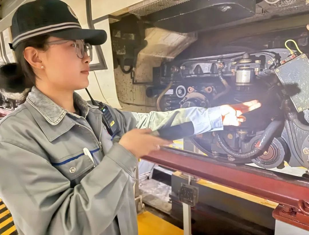 亲戚问我毕业后去哪儿了？我给他发了张工作照