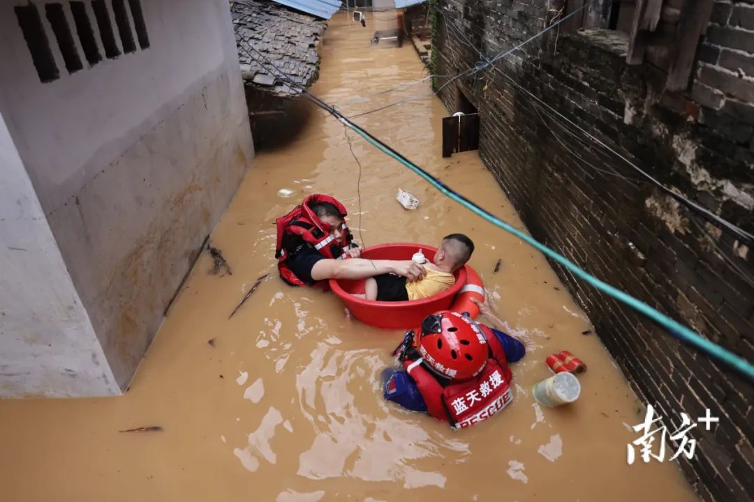 洪水围城,幼童高烧,他们接力托举救援! 洪水围城,幼童高烧,他们接力托举救援!