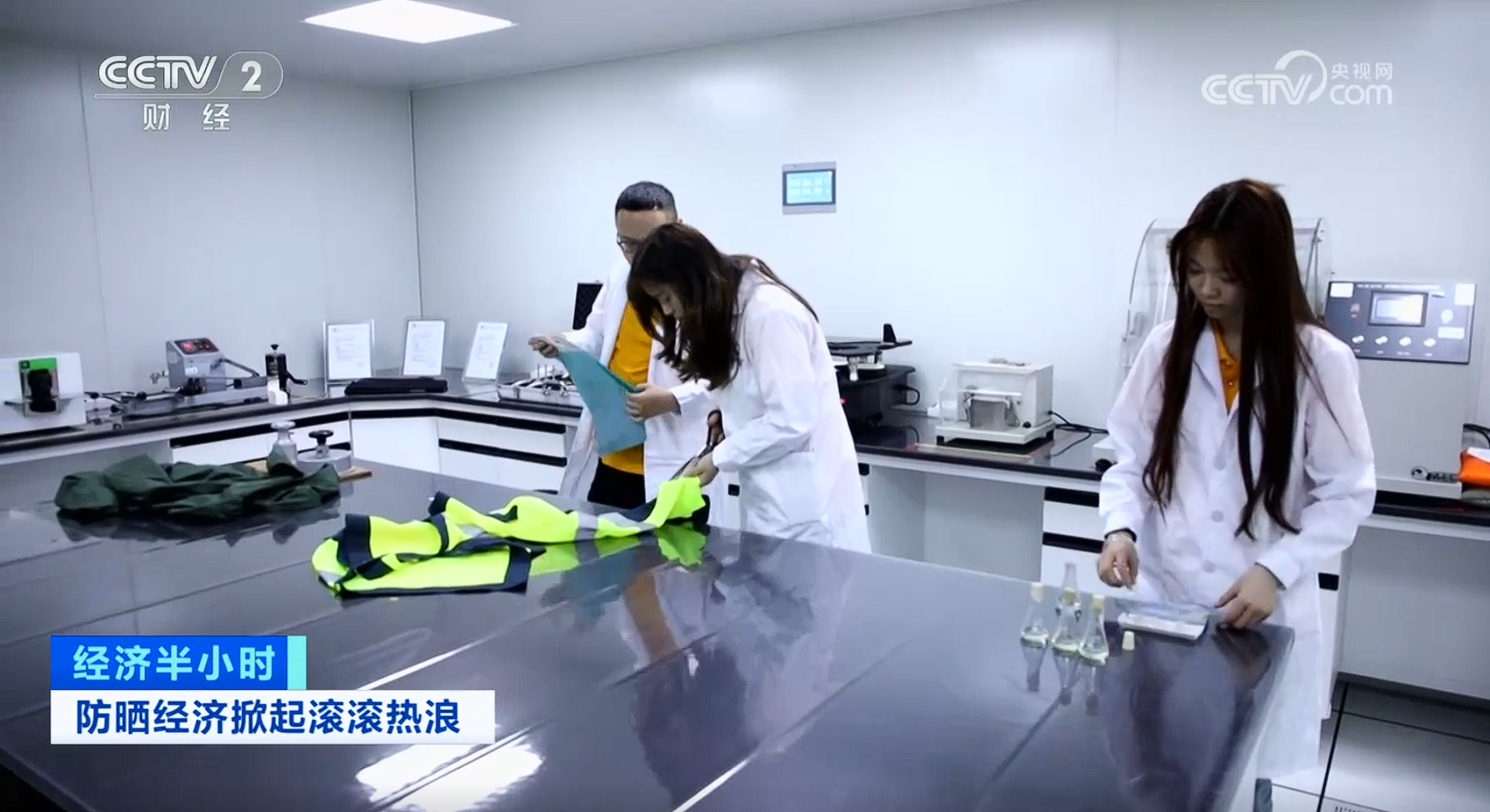 防晒服配从小众走向千亿级市场，背后藏着哪些“科技感”？