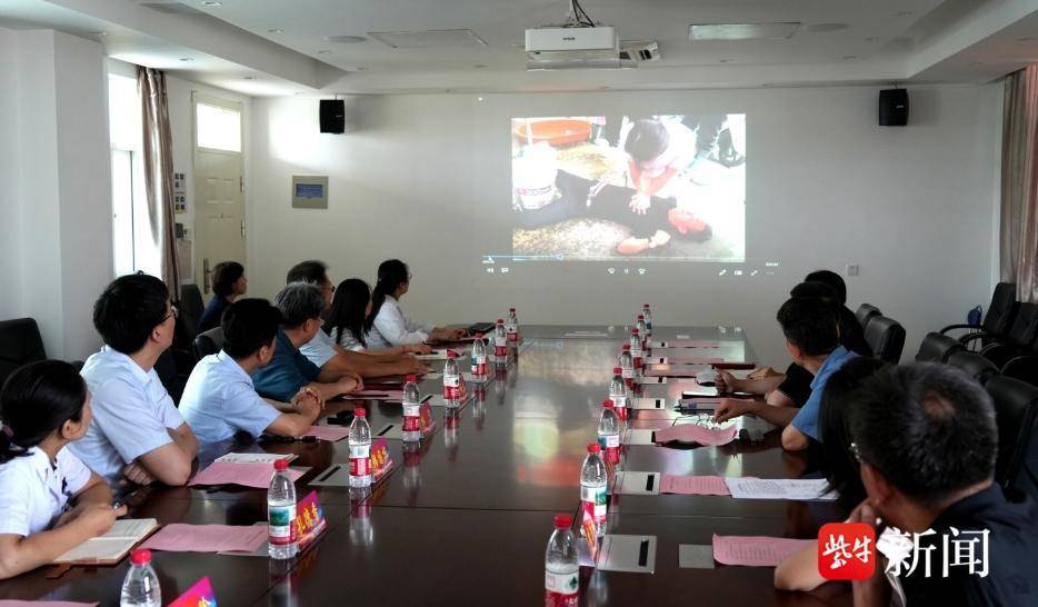 鱼摊跪地抢救的药师吴梅梅获“见义勇为”表彰 鱼摊跪地抢救的药师吴梅梅获“见义勇为”表彰