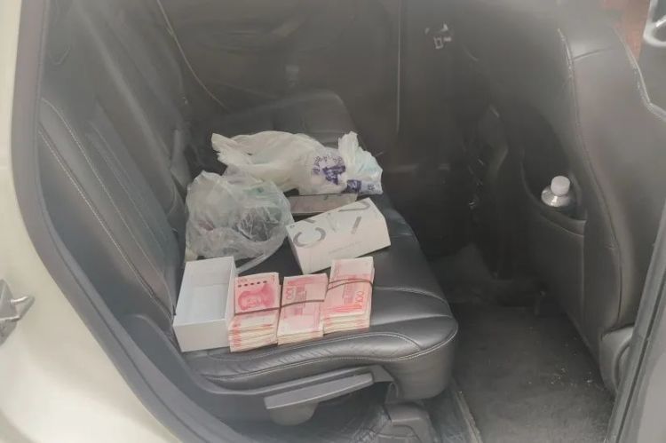 女子投资问AI仍入骗局 民警火速拦截3.4万现金! 女子投资问AI仍入骗局 民警火速拦截3.4万现金!