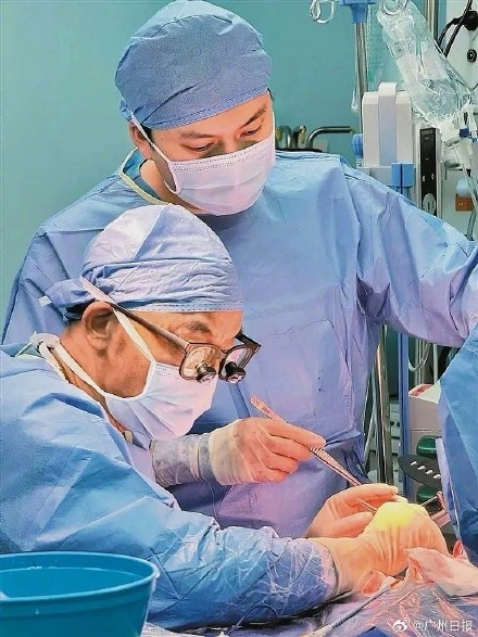 服装店员一句提醒女孩检查出巨大肿瘤 服装店员一句提醒女孩检查出巨大肿瘤