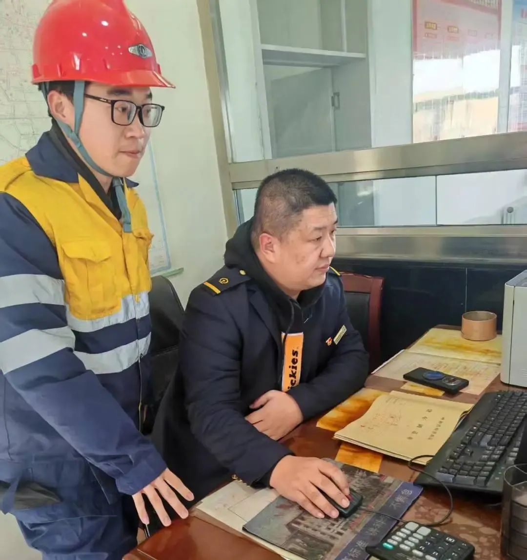 亲戚问我毕业后去哪儿了？我给他发了张工作照