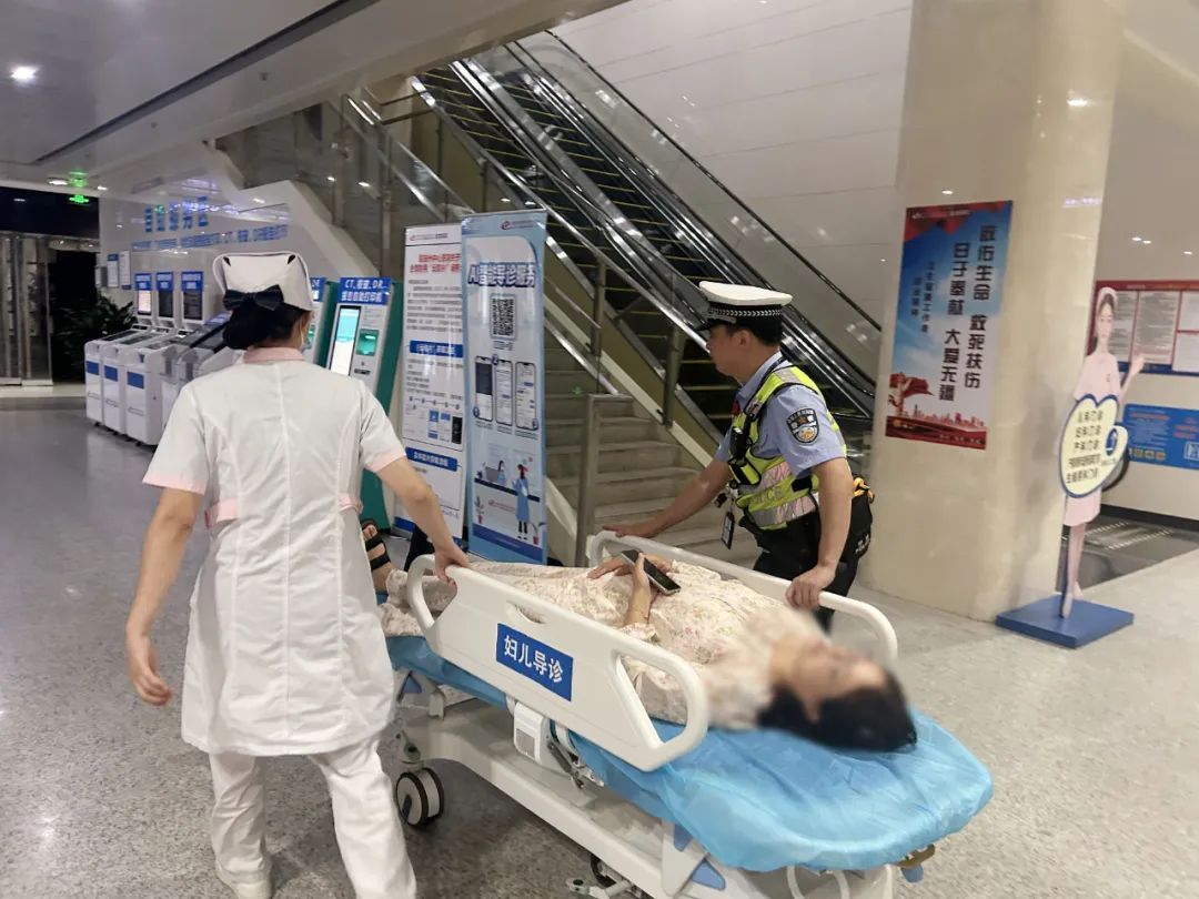 “看到警灯就像看到了生的希望！” 交警11分钟狂飙救助孕妇